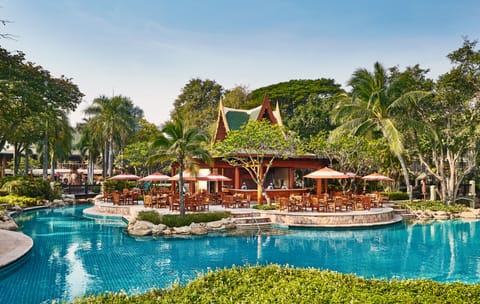 3 restaurants; breakfast, lunch, dinner, and brunch served