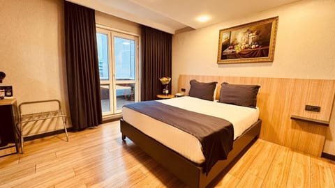 Classic Studio Suite | 1 bedroom, minibar, in-room safe, desk