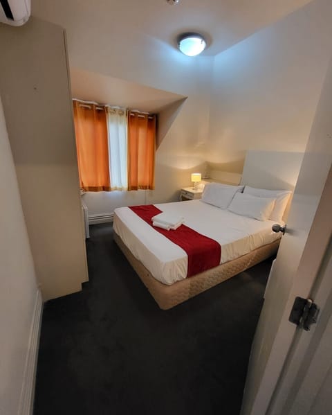 Double Room, 1 Queen Bed | Iron/ironing board, free WiFi, bed sheets