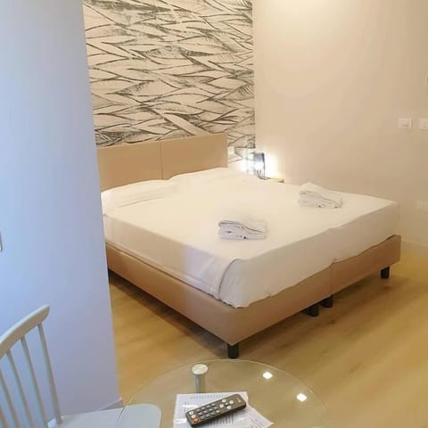 Deluxe Double or Twin Room | Minibar, in-room safe, desk, bed sheets