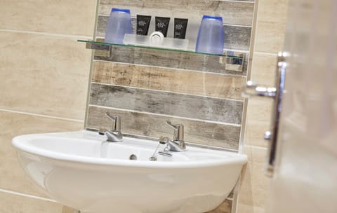 Combined shower/tub, free toiletries, hair dryer, towels