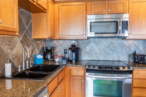 Coffee bar-Keurig coffee machine/ filter coffee