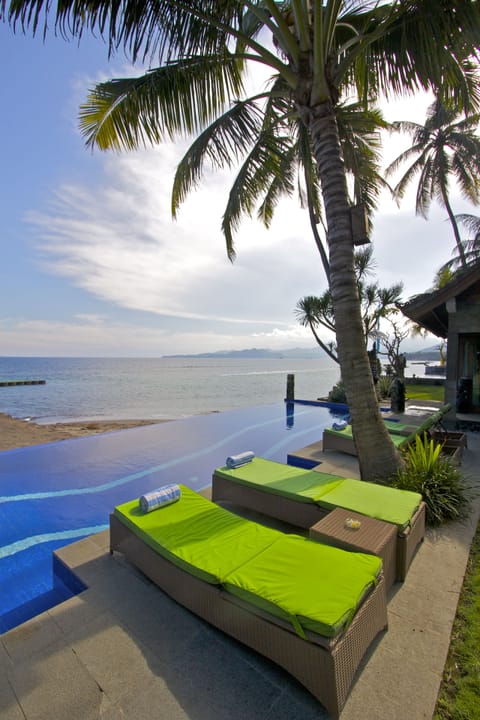 2 outdoor pools, sun loungers