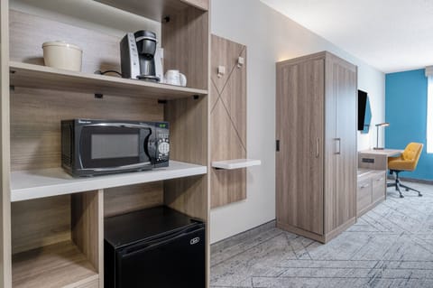 Pillowtop beds, in-room safe, desk, laptop workspace