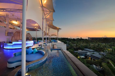 2 bars/lounges, poolside bar
