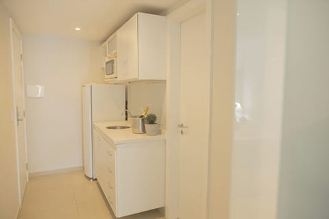Comfort Suite, 2 Bedrooms | Private kitchenette | Fridge, microwave