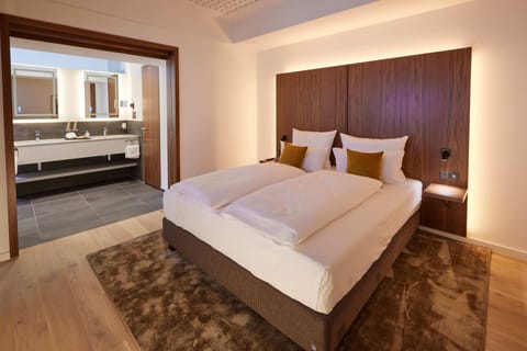 Hypo-allergenic bedding, memory foam beds, free minibar, in-room safe