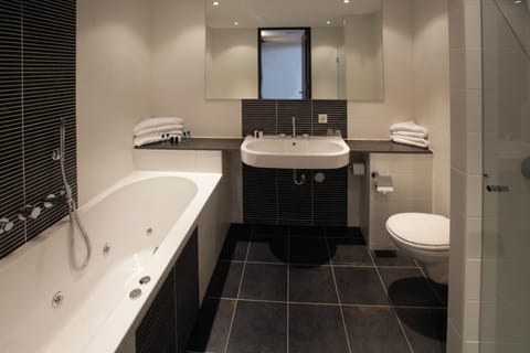 Separate tub and shower, free toiletries, hair dryer, towels