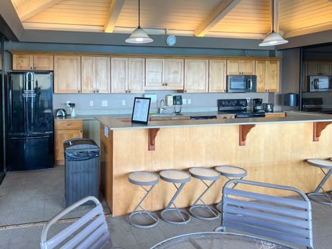 Cabana kitchen. Ice machine, fridge, oven/range, Microwave, dishwasher ect. 