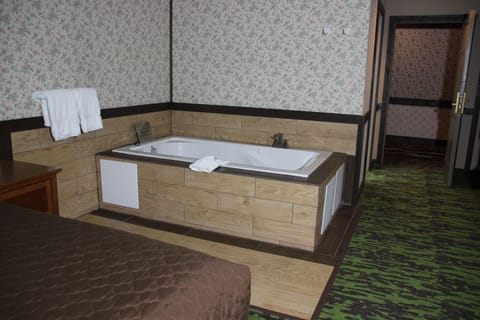 Romantic Room, 1 King Bed, Refrigerator & Microwave | Jetted tub