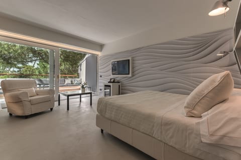 Deluxe Double or Twin Room | Minibar, in-room safe, desk, blackout drapes