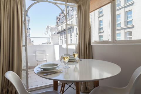 Apartment, 1 Bedroom, City View | Dining room