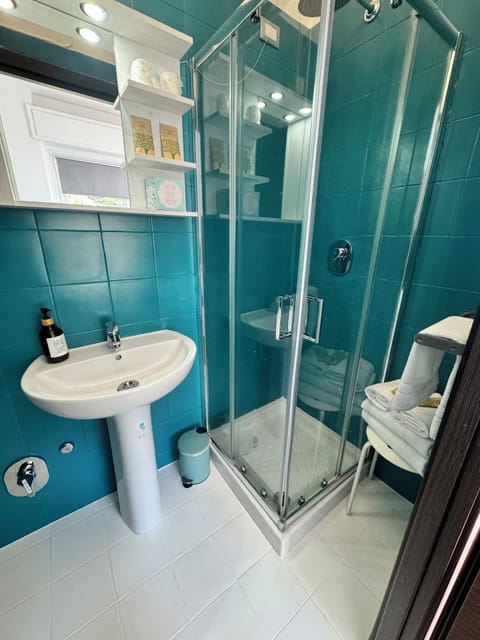 Deluxe Double Room, Sea View (Sol) | Bathroom | Shower, free toiletries, hair dryer, bidet