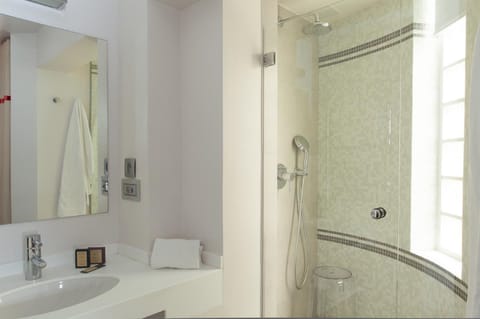 Room, Courtyard View | Bathroom | Free toiletries, hair dryer, towels
