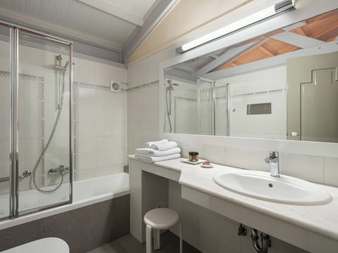 Suite Junior | Bathroom | Bathtub, free toiletries, hair dryer, towels