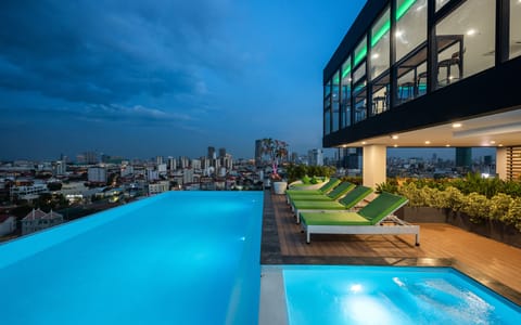 Rooftop pool
