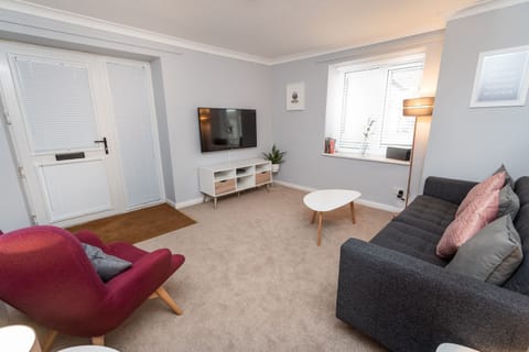 The first floor pet friendly apartment is in the heart of Keswick, on the doorstep of plenty of restaurants and shops