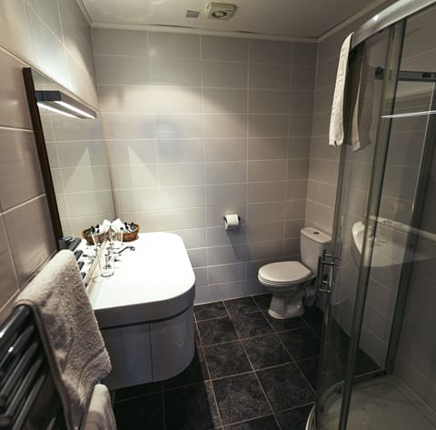 Standard Double Room Single Use, 1 Large Twin Bed | Bathroom | Free toiletries, hair dryer, towels