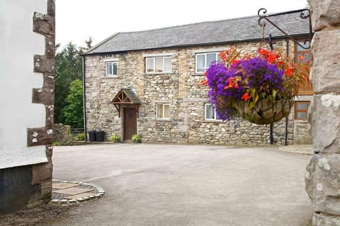 Cragside Cottage is located near a working farm in the picturesque Cumbrian countryside