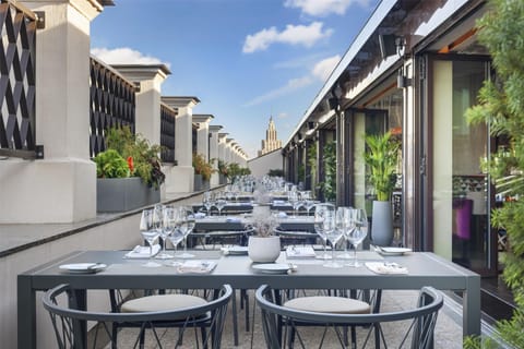 2 restaurants; breakfast, lunch, and dinner served