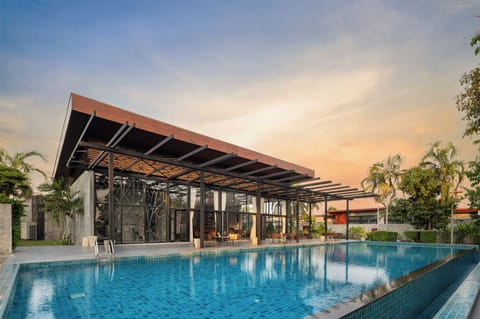 Outdoor pool, free cabanas, pool umbrellas