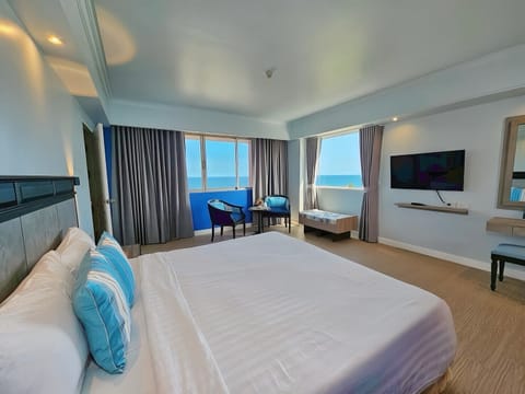 Executive Suite, 2 Bedrooms | Blackout drapes, rollaway beds, free WiFi, bed sheets