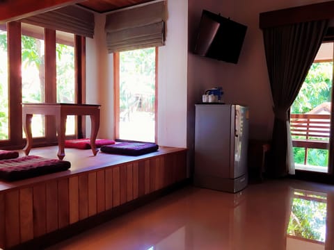 Family Room | In-room safe, desk, free WiFi