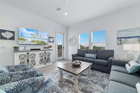 Wonderfully laid out living room with room for everyone!