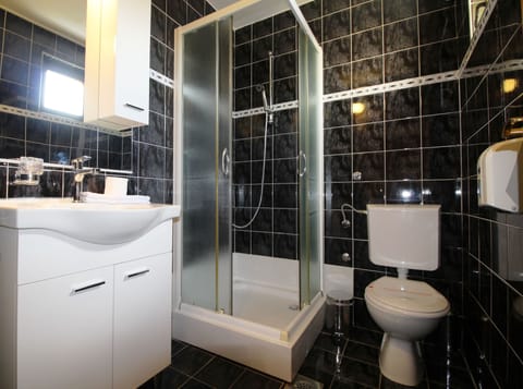 Deluxe Double or Twin Room, Mountain View | Bathroom | Shower, free toiletries, hair dryer, towels