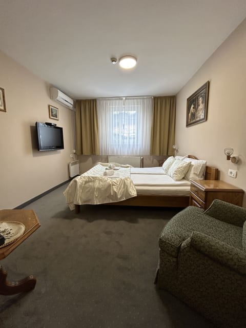 Premium bedding, desk, soundproofing, free WiFi