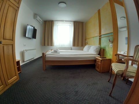 Triple Room | Premium bedding, desk, soundproofing, free WiFi