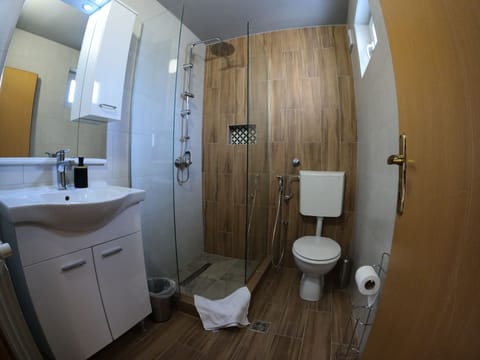 Triple Room | Bathroom | Shower, free toiletries, hair dryer, towels