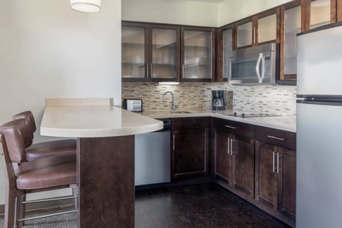 Full-size fridge, microwave, dishwasher, coffee/tea maker