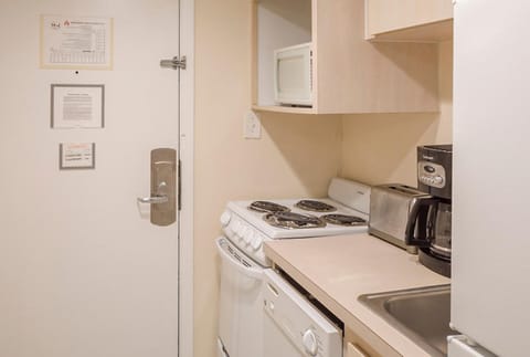 Studio Suite, Ocean View | Private kitchen | Full-size fridge, microwave, oven, stovetop