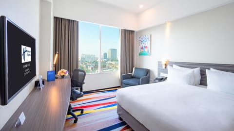 Premium bedding, in-room safe, desk, laptop workspace