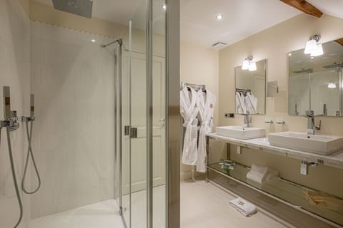 Family Suite, Multiple Beds, Garden View | Bathroom | Free toiletries, hair dryer, bathrobes, slippers