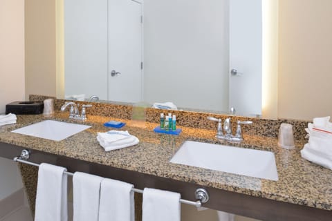 Combined shower/tub, free toiletries, hair dryer, towels