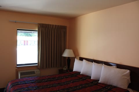 Deluxe Room, 1 King Bed | Desk, blackout drapes, iron/ironing board, rollaway beds