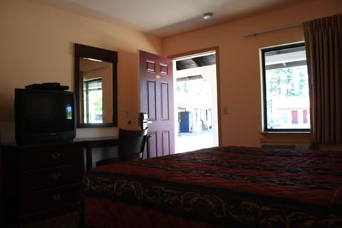 Deluxe Room, 1 King Bed | Desk, blackout drapes, iron/ironing board, rollaway beds
