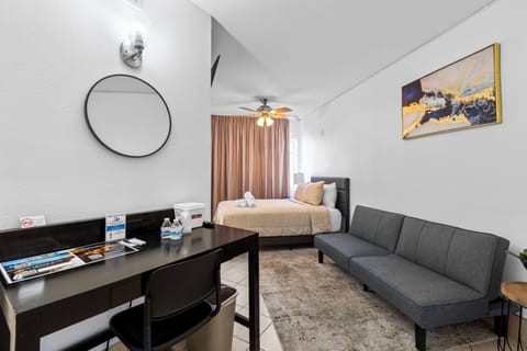 Deluxe Suite | In-room safe, desk, free WiFi, bed sheets