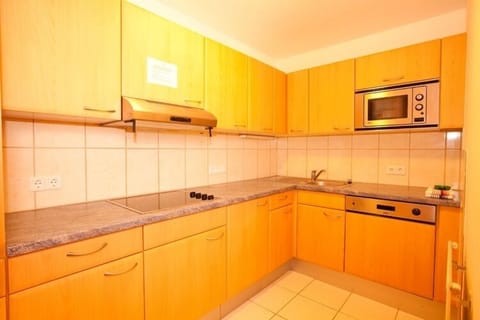 Fridge, coffee/tea maker, electric kettle, highchair