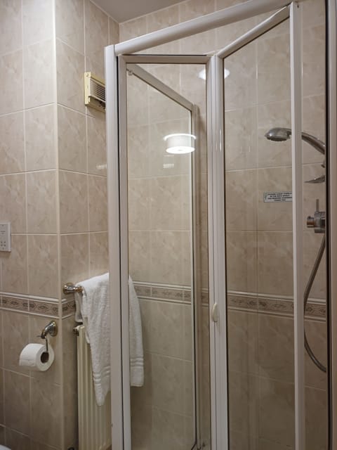 Economy Double Room | Bathroom | Hair dryer, towels