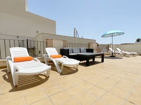 Beautiful accommodation with large terrace for sunbathing, with comfortable loungers and furniture to share with family and friends