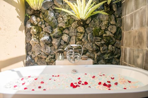 Suite | Deep soaking bathtub