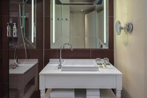 Classic Room, 1 King Bed, City View | Bathroom | Shower, hair dryer, towels