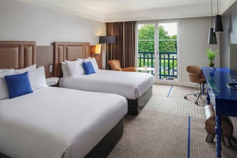 Family Room, 2 Double Beds | Minibar, in-room safe, desk, soundproofing