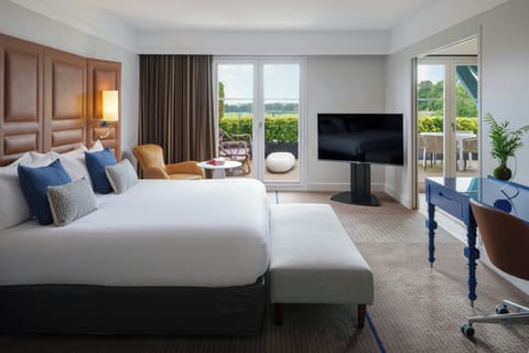 Minibar, in-room safe, desk, soundproofing