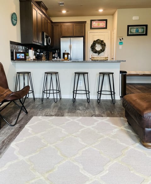 Bar with 4 countertop stools 