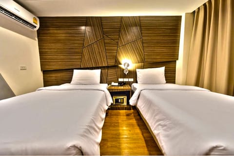 In-room safe, blackout drapes, free WiFi