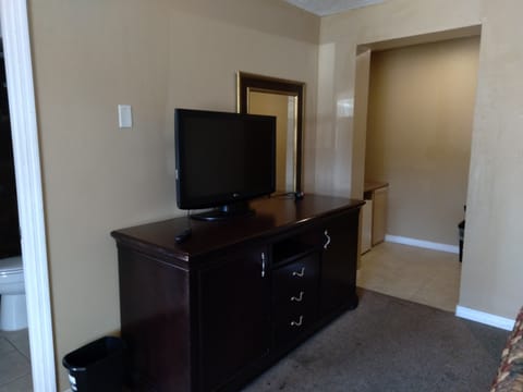 Room, 1 King Bed, Accessible, Non Smoking | Desk, iron/ironing board, cribs/infant beds, rollaway beds